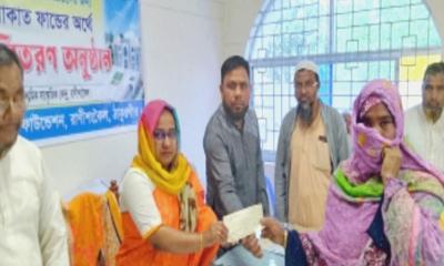 রাণীশংকৈলে দুঃস্থ ও অসহায়দের মাঝে যাকাতের অর্থ বিতরণ 