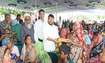 ঈদ উপলক্ষে রাসিকের পরিচ্ছন্নকর্মীদের মাঝে আর্থিক অনুদান বিতরণ