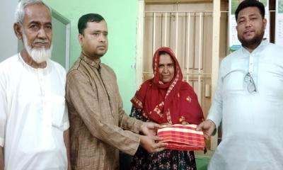 প্রধানমন্ত্রীর ত্রাণ তহবিলের শাড়ি পেলেন ইউনিয়ন মহিলা দলের সভাপতি