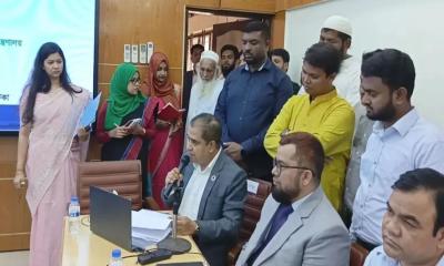 দুই মিনিটের বক্তব্যে মন্ত্রীকে অর্ধশতাধিক বার ‘স্যার’ সম্বোধন ডিসির