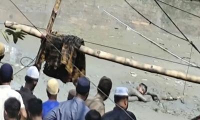 পুলিশ দেখে ডোবায় লাফ, ৫ ঘণ্টা পর রামদাসহ ‘ছিনতাইকারী’ গ্রেপ্তার