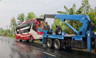 দাঁড়িয়ে থাকা বালুর ট্রাকে চলন্ত কোচের ধাক্কায় প্রাণ গেল দুই জনের