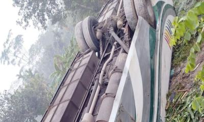 বরিশালে বাস উল্টে খাদে পড়ে নারী নিহত