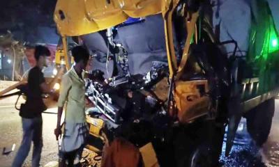 ফেনীতে কাভার্ডভ্যানের পেছনে ট্রাকের ধাক্কা, চালক নিহত