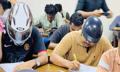 নিরাপত্তার শঙ্কায় হেলমেট পরে পরীক্ষার হলে জবি শিক্ষার্থীরা