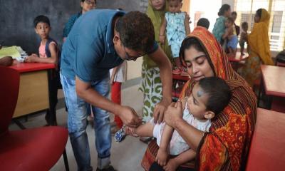 মরণব্যাধি হামের আতঙ্ক, জীবন বাঁচাতে টিকাকেন্দ্রে উপচে পড়া ভিড়