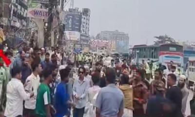 সিদ্ধিরগঞ্জে হকার উচ্ছেদ অভিযানে বিএনপির দুই গ্রুপের সংঘর্ষ