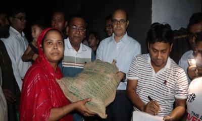 ঝালকাঠিতে অগ্নিকাণ্ডে ক্ষতিগ্রস্তদের পাশে জেলা প্রশাসন