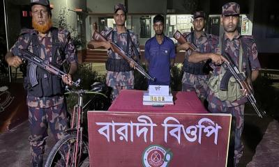 দামুড়হুদায় বিজিবির অভিযানে প্রায় কোটি টাকার সোনাসহ যুবক আটক