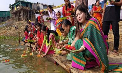 কাপ্তাই হ্রদে ফুল ভাসানোর মাধ্যমে রাঙ্গামাটিতে বৈসাবী উৎসব শুরু