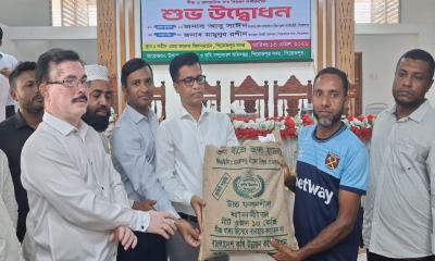 পিরোজপুরে ক্ষুদ্র ও প্রান্তিক কৃষকদের মাঝে বিনামূল্যে বীজ ও সার বিতরণ