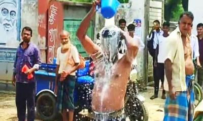 দুধ দিয়ে গোসল করে জুয়া ছাড়ার অঙ্গীকার যুবকের