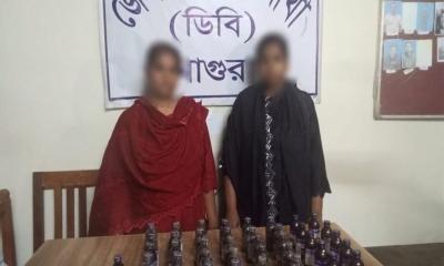 মাগুরায় ৪২ বোতল এসকাফ সিরাপসহ দুই নারী আটক