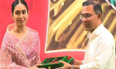 খালেদা জিয়ার স্বাধীনতা পুরস্কার গ্রহণ করলেন নাতনি জাইমা রহমান