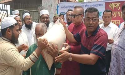 ঝালকাঠিতে অগ্নিকাণ্ডে ক্ষতিগ্রস্ত ১৭ পরিবারের পাশে ড. জিয়াউদ্দিন হায়দার