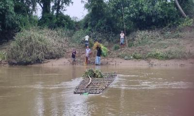 নদী পারাপারের একমাত্র ভরসা বাঁশের সাঁকো
