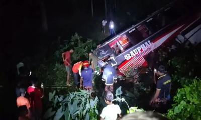 মধ্যরাতে যাত্রীবাহী বাস খাদে পড়ে নিহত ১, আহত ১০