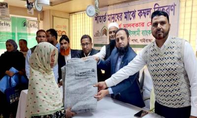 পলাশবাড়ীতে আল-আরাফাহ্ ইসলামী ব্যাংকের শীতবস্ত্র বিতরণ