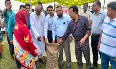 ফুলছড়িতে ঝড়ে ক্ষতিগ্রস্ত এলাকা পরিদর্শন ‎দুর্গতদের ত্রাণ সহায়তা দিলেন জেলা প্রশাসক