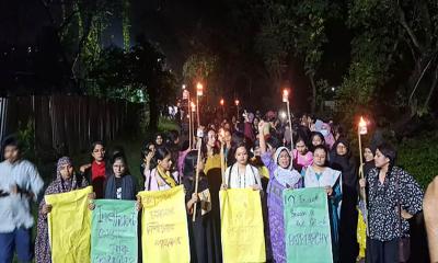 জাহাঙ্গীরনগরে ছাত্রী ধর্ষণচেষ্টার প্রতিবাদে শিক্ষার্থীদের মশাল মিছিল