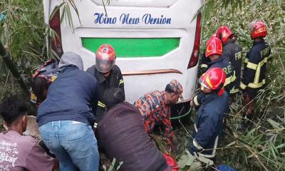 মাদারীপুরে নিয়ন্ত্রণ হারিয়ে বাস খাদে, নিহত ৬