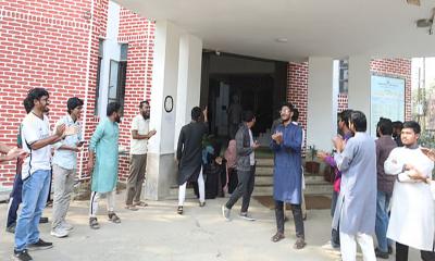শাকসু নির্বাচনের দাবিতে দ্বিতীয় দিনের বিক্ষোভ: সহ-উপাচার্যকে দেখে ‘দালাল’ স্লোগান