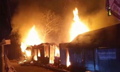 নবীনগরে বিএনপি কার্যালয়ে অগ্নিসংযোগ, পুড়ল ১২টি দোকানও