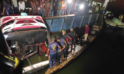 পদ্মা থেকে তোলা হচ্ছে ডুবে যাওয়া বাস, বের হচ্ছে একের পর এক মরদেহ