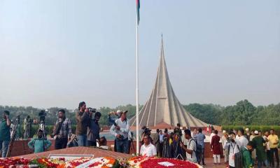 শ্রদ্ধার ফুলে বীর শহীদদের স্মরণ, স্মৃতিসৌধে সর্বস্তরের মানুষের ঢল