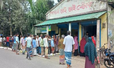 নাটোরে ডিলারদের কারসাজিতে সারের কৃত্রিম সংকট, লোকসানের শঙ্কায় কৃষক