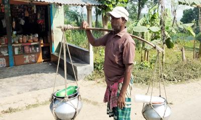 বাপ-দাদার ঘোলের ৩২ বছরের ঐতিহ্য টিকিয়ে একা লড়ছেন গোপাল