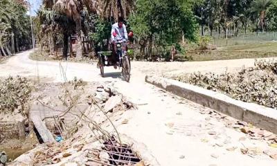 আলমডাঙ্গায় জিকে ক্যানালের ব্রিজ ভেঙে ১৫ গ্রামের মানুষের চরম ভোগান্তি