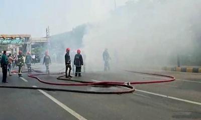 রাজধানীতে চলন্ত গাড়িতে আগুন