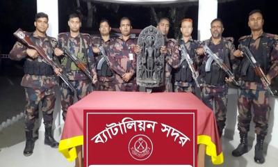 রাজশাহী সীমান্তে বিজিবির অভিযানে কষ্টি পাথরের মূর্তি উদ্ধার