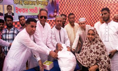 সন্দ্বীপে মাস্টার শামসুল হক ফাউন্ডেশনের ইফতার সামগ্রী বিতরণ