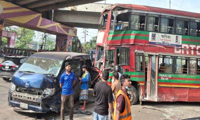 মগবাজারে ঢাবির বাস দুর্ঘটনায় আহত ৮