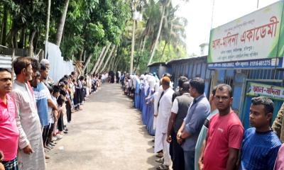 ফরিদগঞ্জে শিক্ষা প্রতিষ্ঠানে হামলার প্রতিবাদে মানববন্ধন