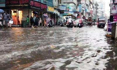 তলিয়ে গেছে সড়ক, ভোগান্তিতে নগরবাসী