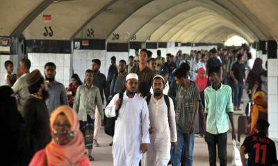 পূজার ছুটি শেষে ঢাকায় ফিরছে মানুষ