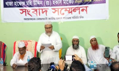 নোয়াখালীতে ছয় মাস ধরে আবর্জনার স্তুপ, ভোগান্তিতে ব্যবসায়ীরা