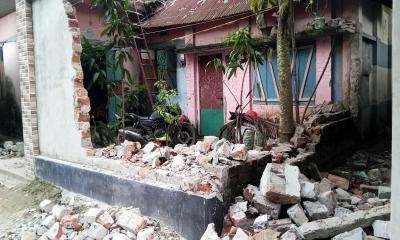 ফরিদপুরে ঘর ভাঙচুরের ভিডিও করায় সাংবাদিককে পিটিয়ে আহত করেছে দুর্বৃত্তরা