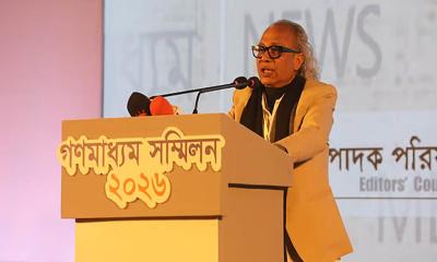 আগুনের লেলিহান শিখায় গণতন্ত্রের কণ্ঠরোধ, সম্পাদকদের ‘বর্বতার’ বিরুদ্ধে রুখে দাঁড়ানোর ডাক