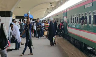 ঈদের ছুটি শেষে কমলাপুরে ঢাকা ফেরা মানুষের ভিড়