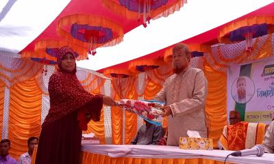 সালথায় প্রধান শিক্ষক রবিউল আলমকে বর্ণাঢ্য বিদায়ী সংবর্ধনা
