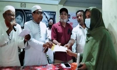 সরিষাবাড়ীতে মে দিবসে মৃত শ্রমিক পরিবারের মাঝে অনুদান বিতরণ