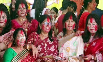 দশমীতে সিঁদুর খেলায় মাতলেন নারীরা