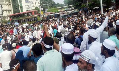 ব্যারিকেড ভেঙে শাহবাগ মোড়ে শিক্ষকরা, যানচলাচল বন্ধ