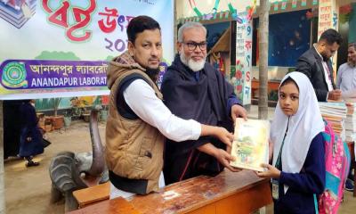 শিক্ষা প্রতিষ্ঠানগুলোতে উৎসবমুখর পরিবেশে নতুন বই বিতরণ