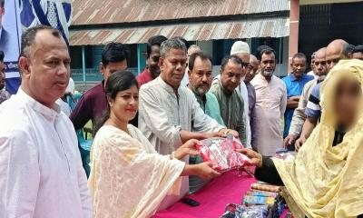 দিনাজপুরে দুস্থদের মাঝে প্রধানমন্ত্রীর ঈদ উপহার বিতরণ