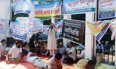 আমরণ অনশনে অসুস্থ হয়ে পড়েছেন ৬ শিক্ষক